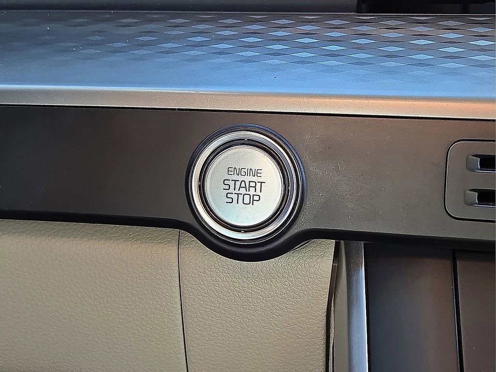 Used 2024 Kia Carnival LX image 30