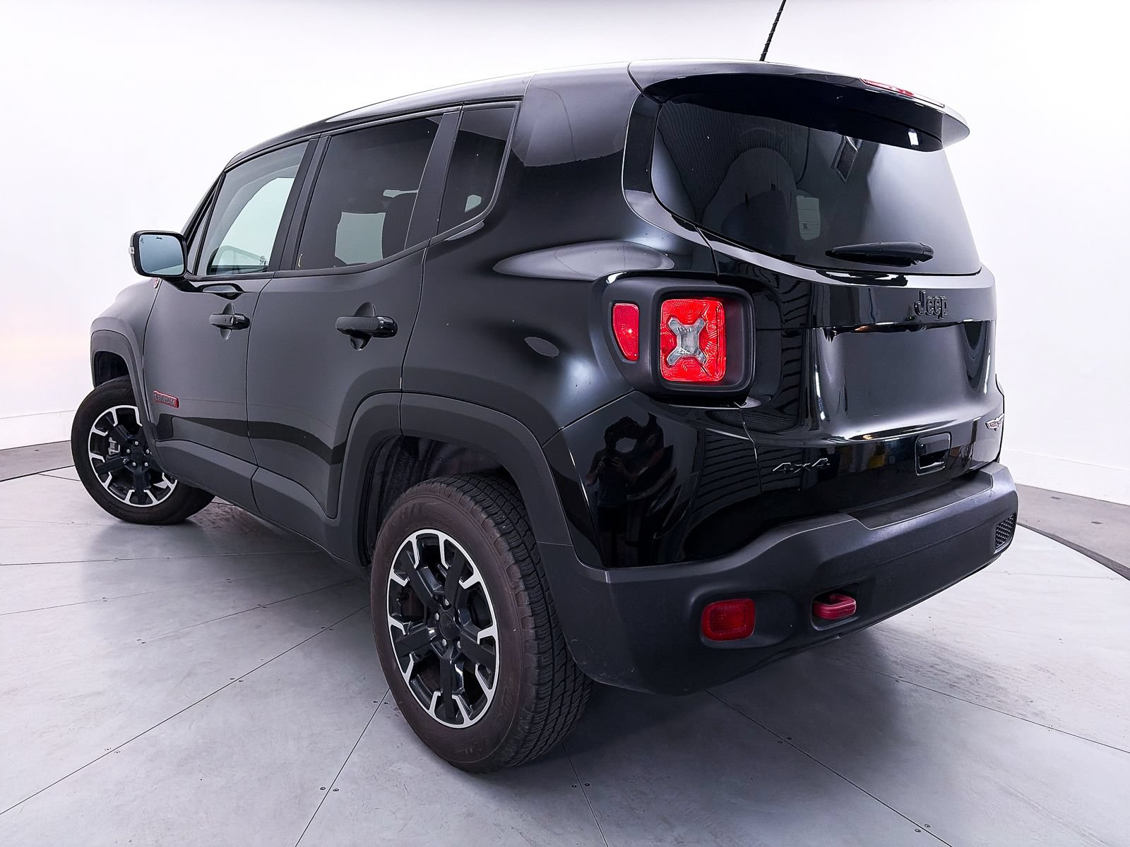 Used 2023 Jeep Renegade Trailhawk AWD/4WD image 2