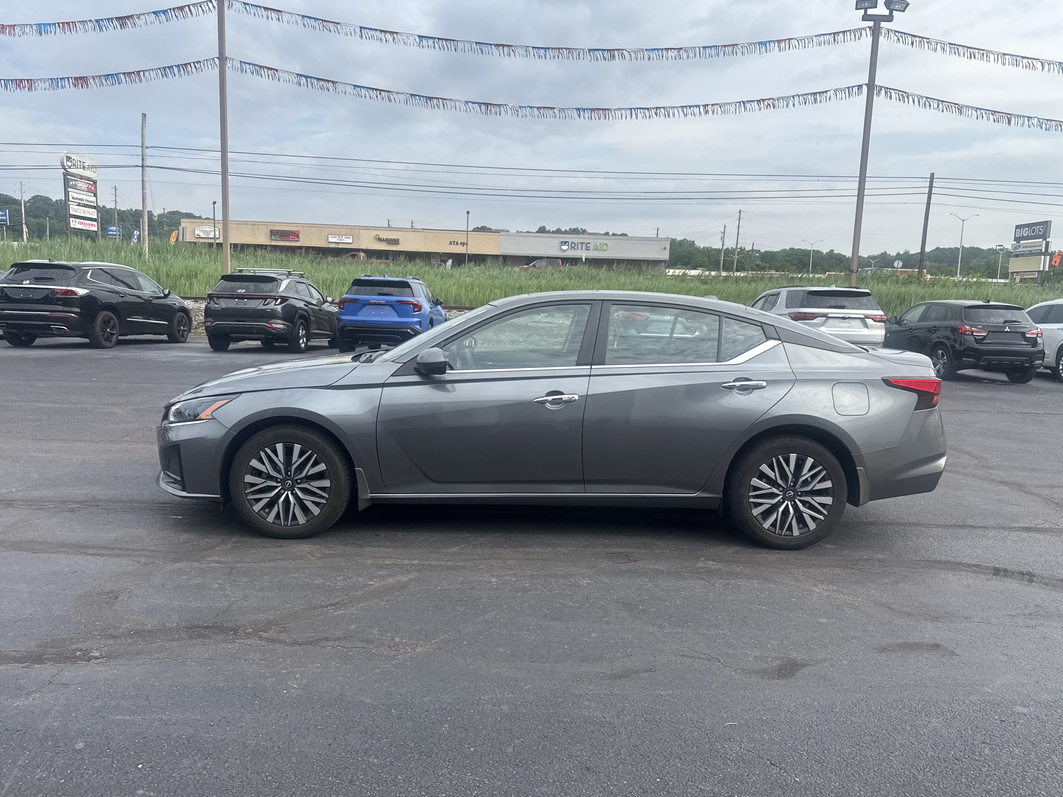 Used 2023 Nissan Altima 2.5 SV w/ SV Premium Package AWD/4WD image 7