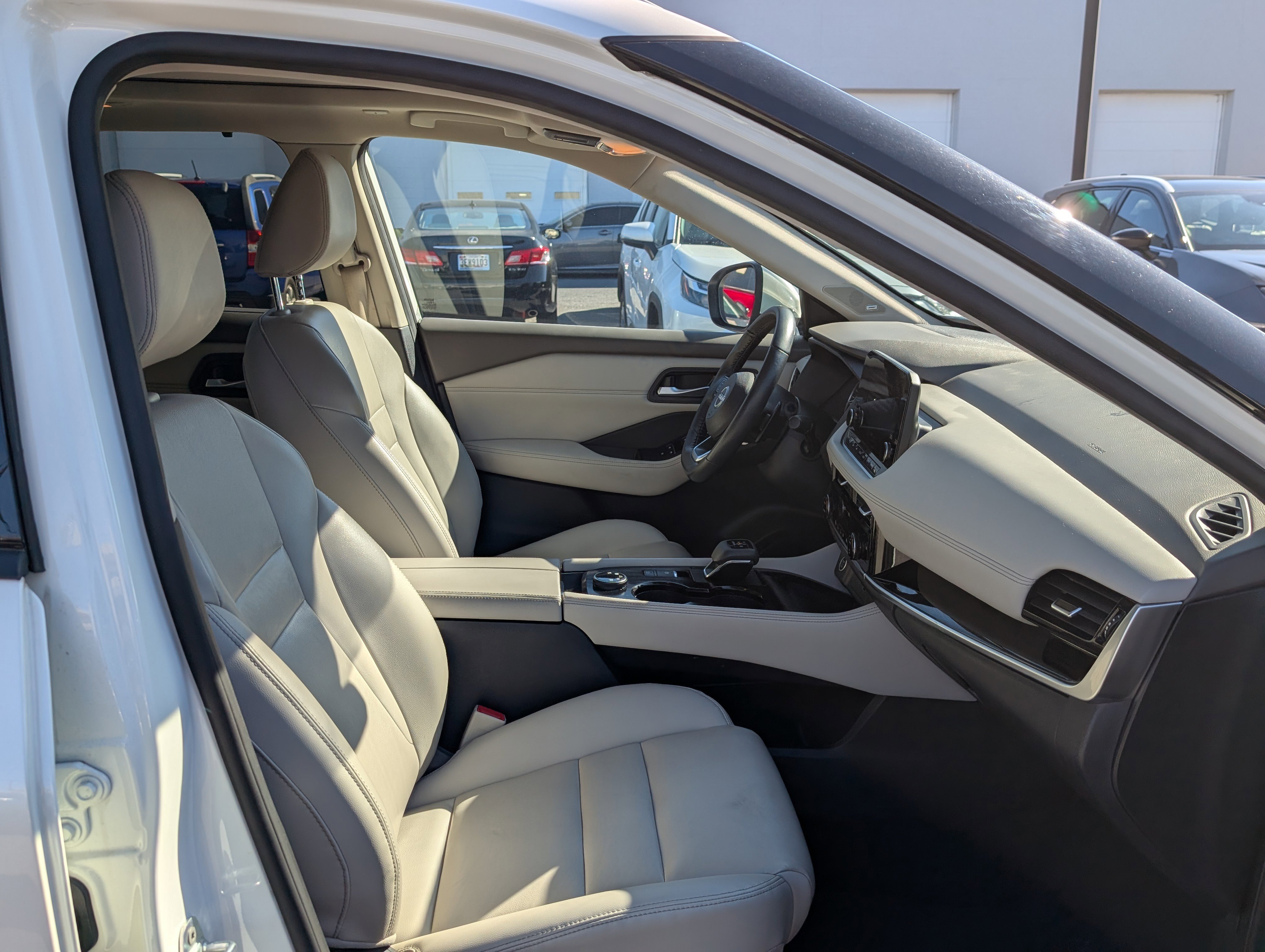 Used 2023 Nissan Rogue SL w/ SL Premium Package image 11