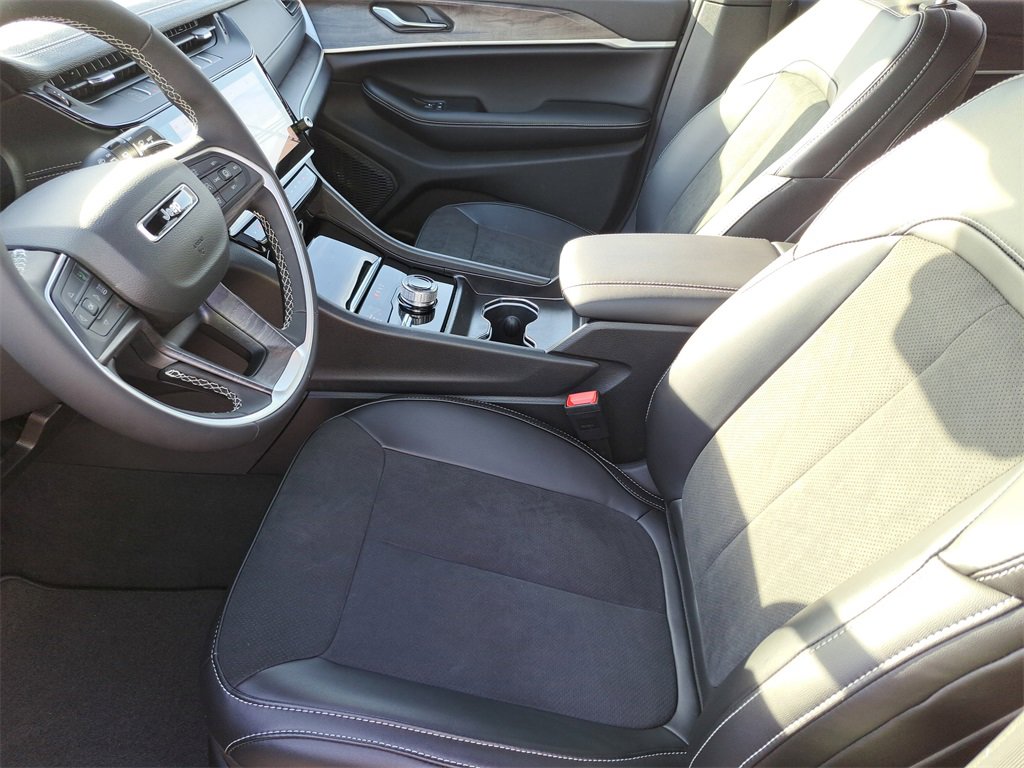 New 2026 Jeep Grand Cherokee Laredo image 17