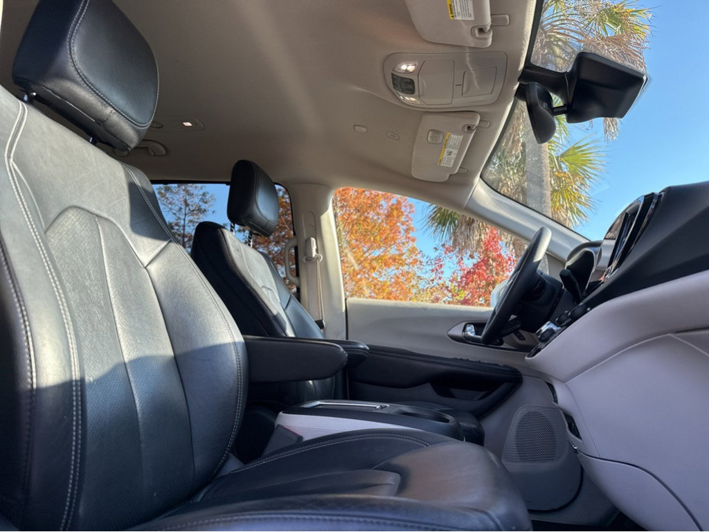 Used 2024 Chrysler Pacifica Touring-L image 9