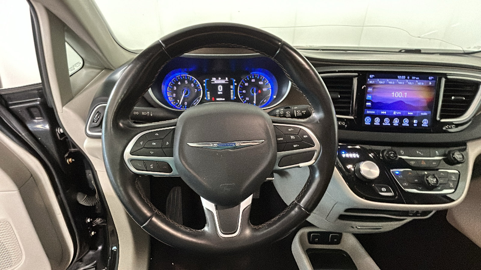 Used 2017 Chrysler Pacifica Touring-L FWD image 18