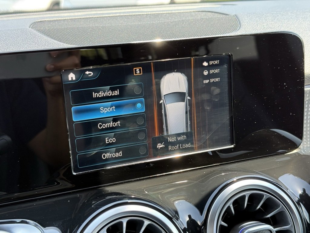 Used 2021 Mercedes-Benz GLB 250 4MATIC image 3
