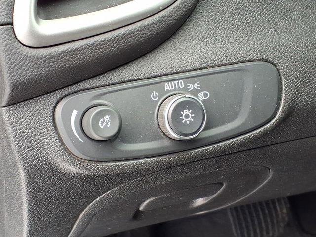 Used 2020 Chevrolet Trax LT w/ LT Convenience Package image 9