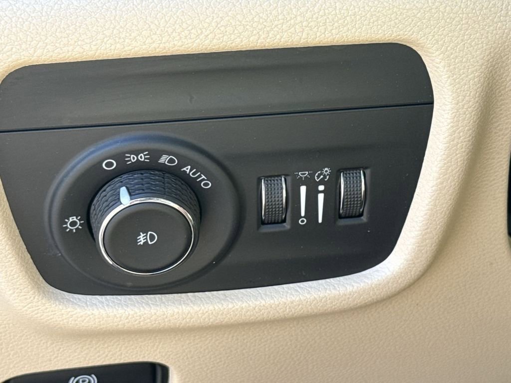 Used 2022 Jeep Grand Cherokee Limited image 28