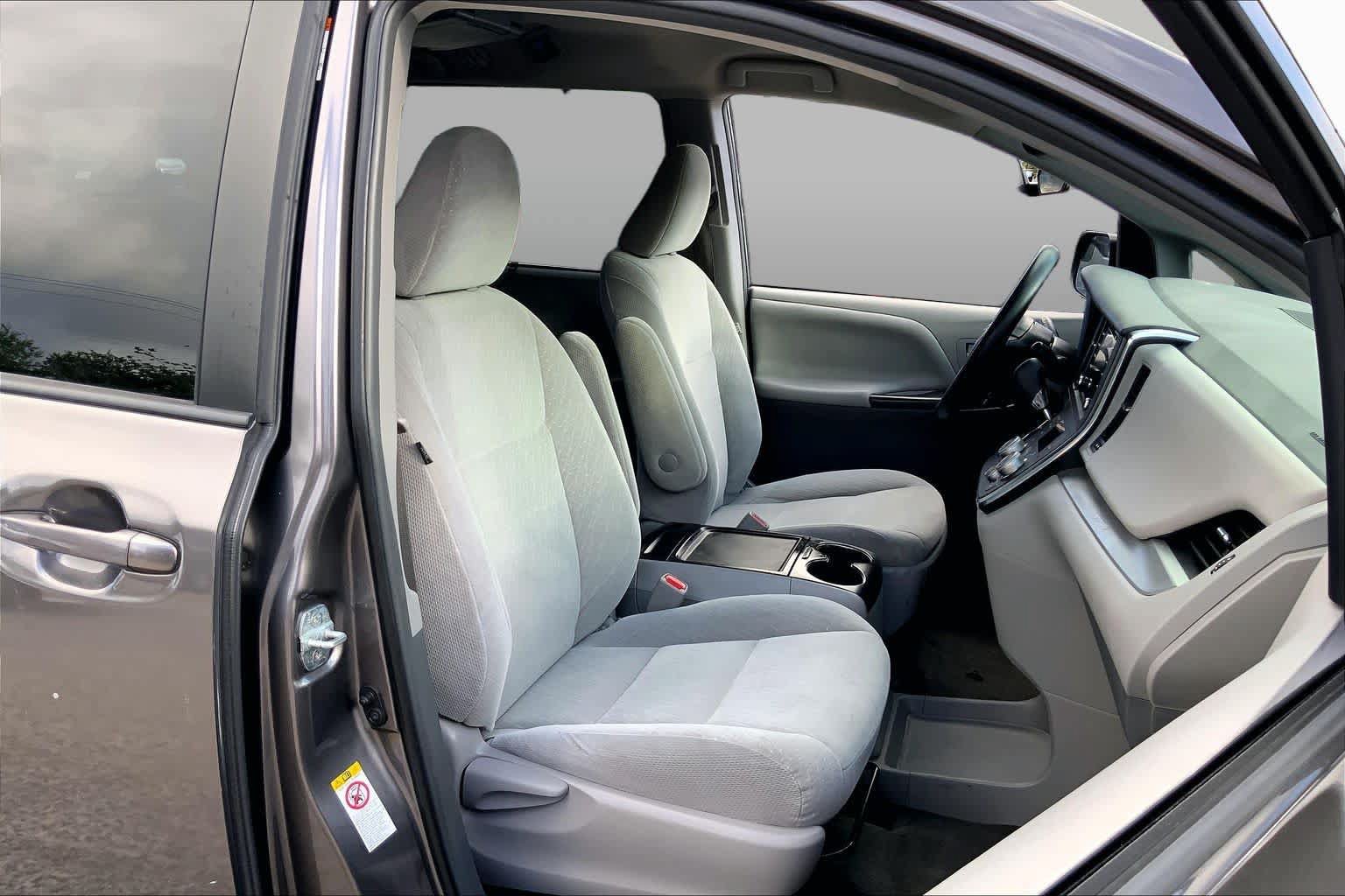 Used 2018 Toyota Sienna LE FWD image 9