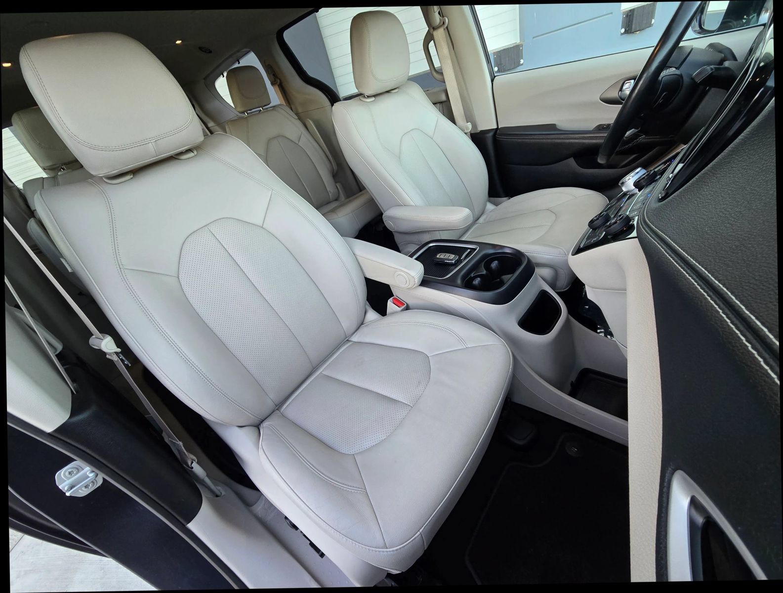 Used 2021 Chrysler Pacifica Touring-L w/ Premium & Safety Sphere Group AWD/4WD image 25