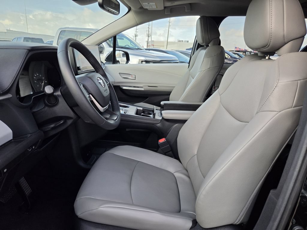 Used 2026 Toyota Sienna XLE FWD image 27