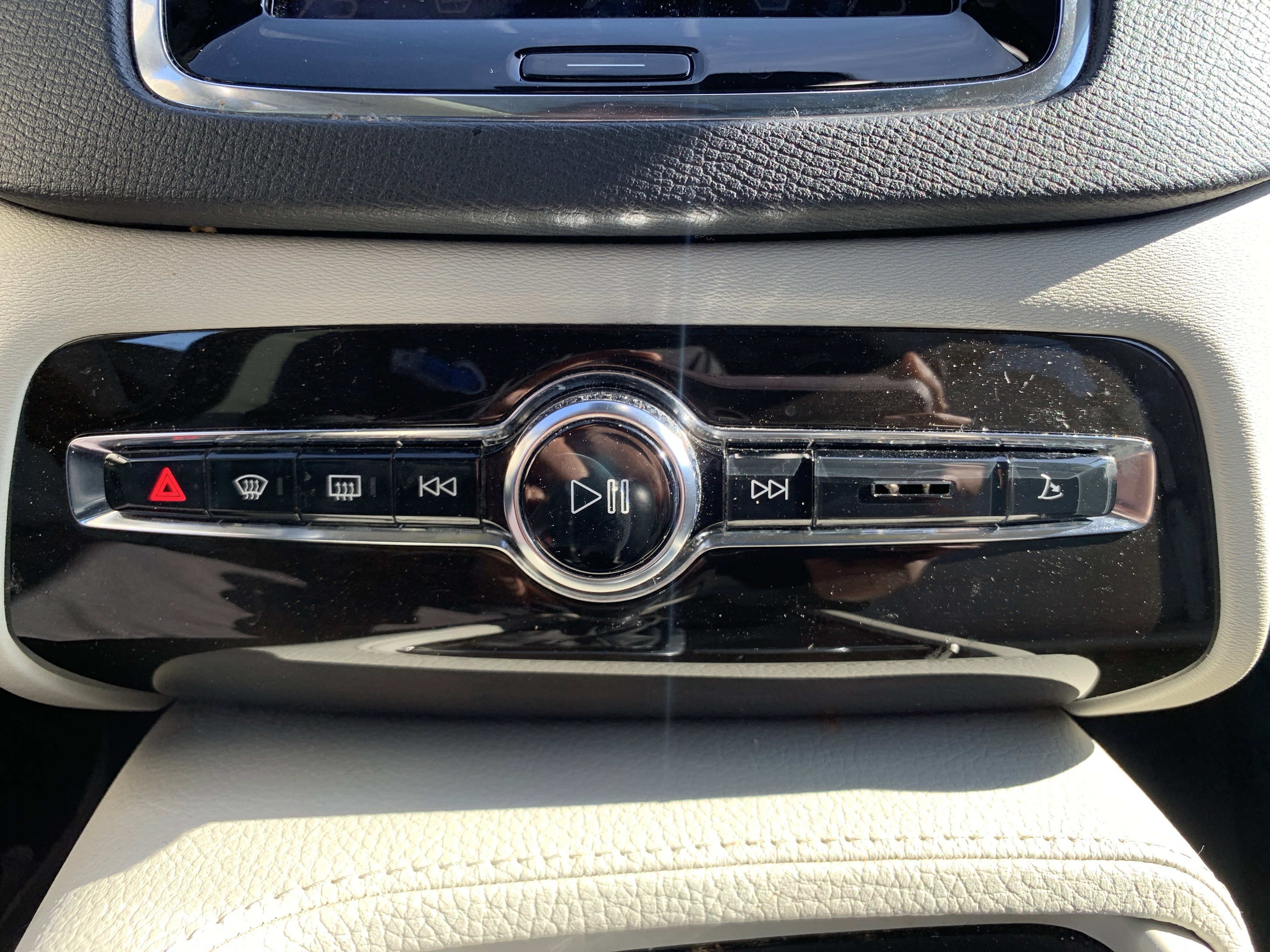 Used 2018 Volvo XC90 T6 Momentum w/ Momentum Plus Package image 29