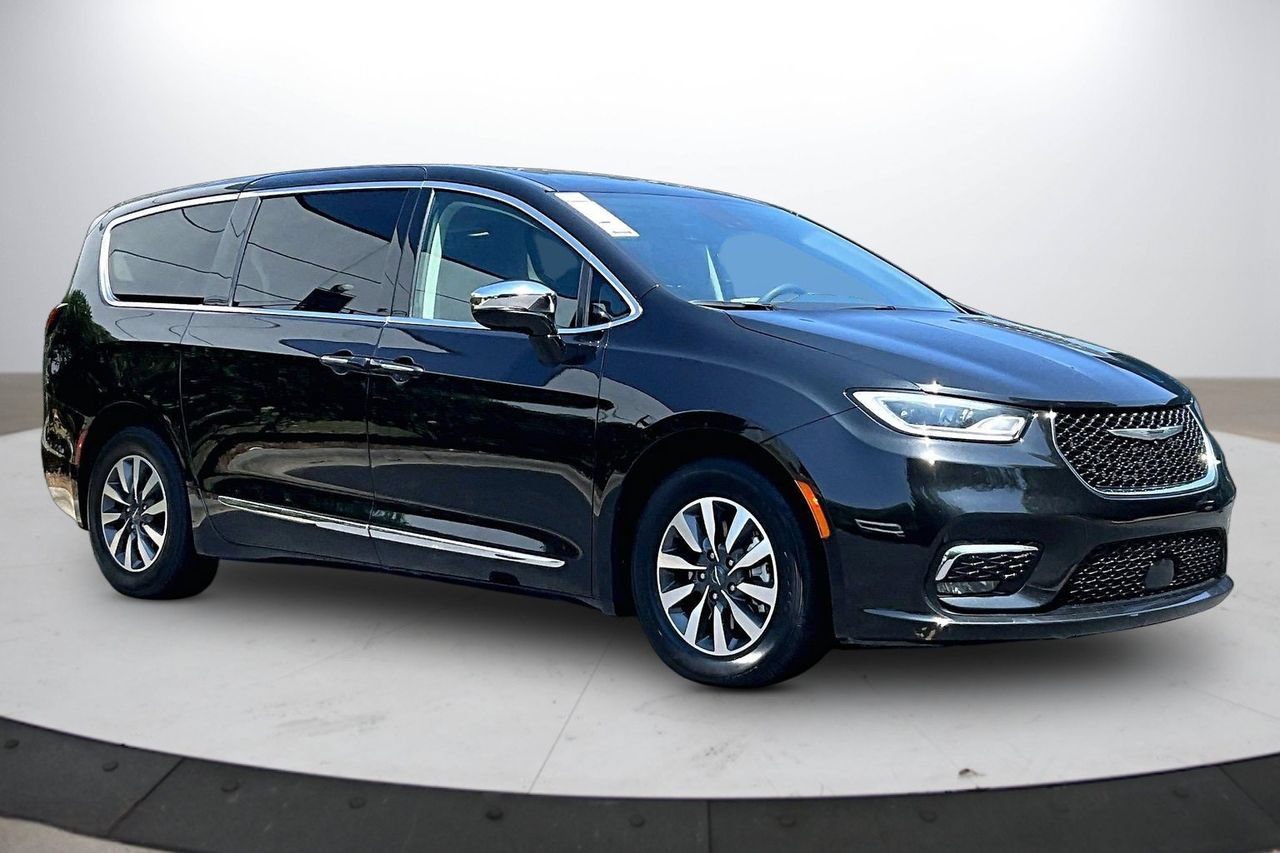 Used 2023 Chrysler Pacifica Limited FWD image 2