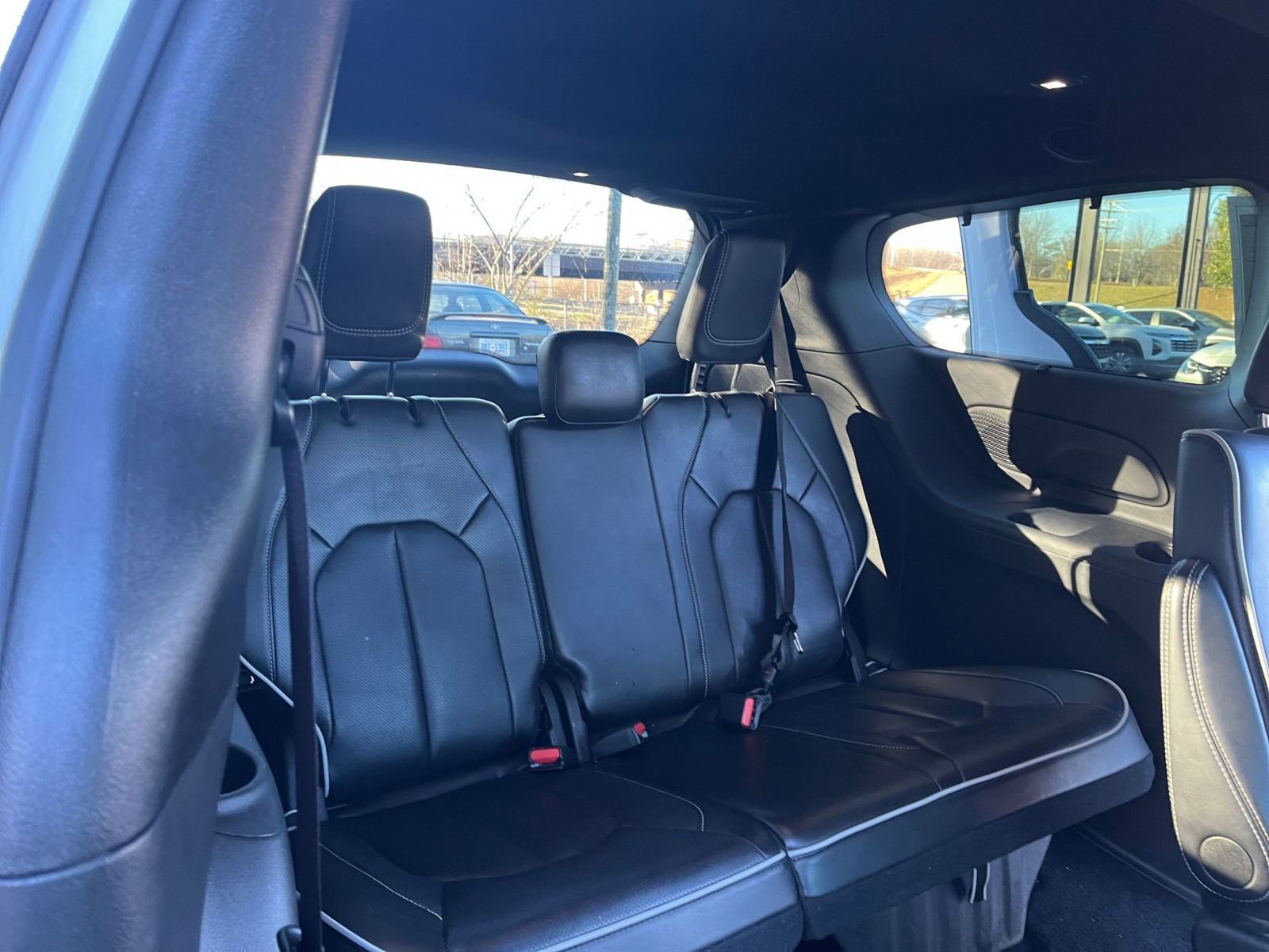 Used 2025 Chrysler Pacifica Limited image 31
