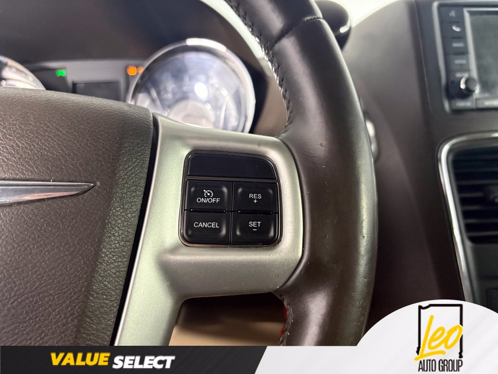 Used 2014 Chrysler Town & Country Touring-L FWD image 10