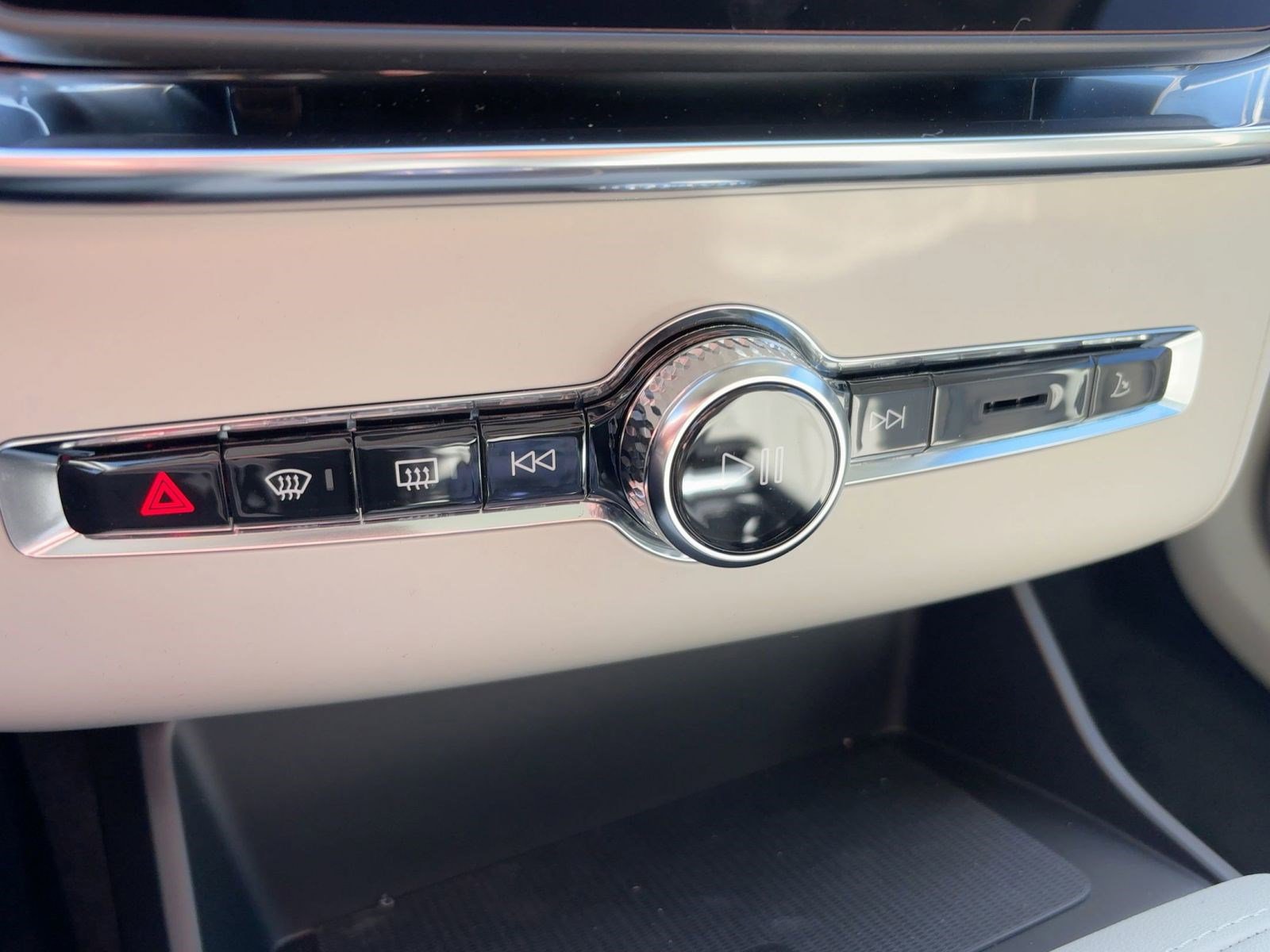 New 2026 Volvo XC90 T8 Ultra w/ Protection Package Premier image 18