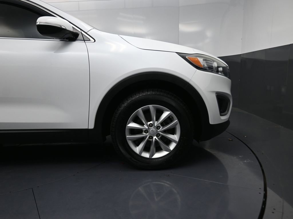Used 2017 Kia Sorento LX w/ LX Convenience Package image 5