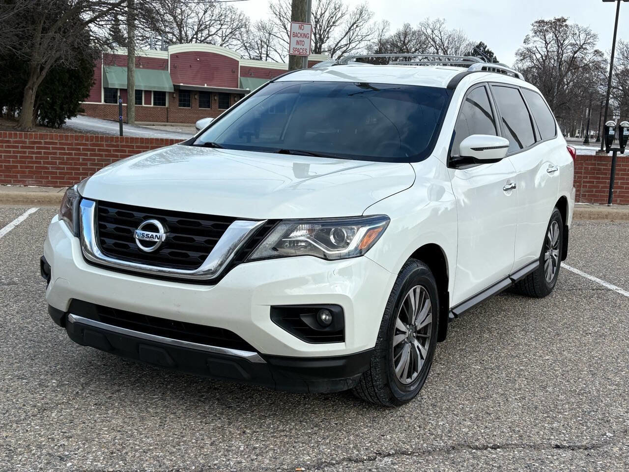 Used 2020 Nissan Pathfinder SV image 2
