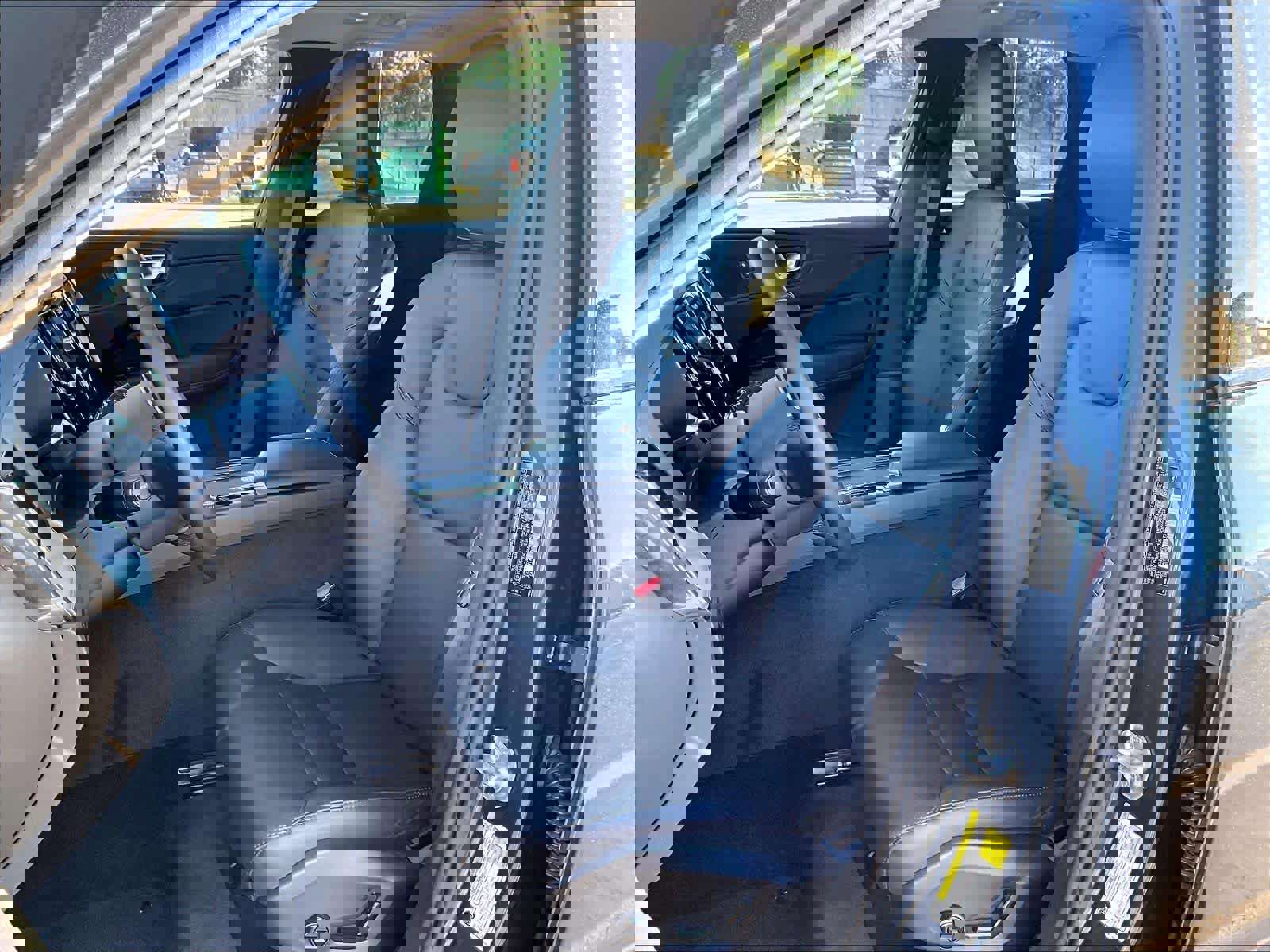 Used 2025 Volvo XC60 B5 Core image 28