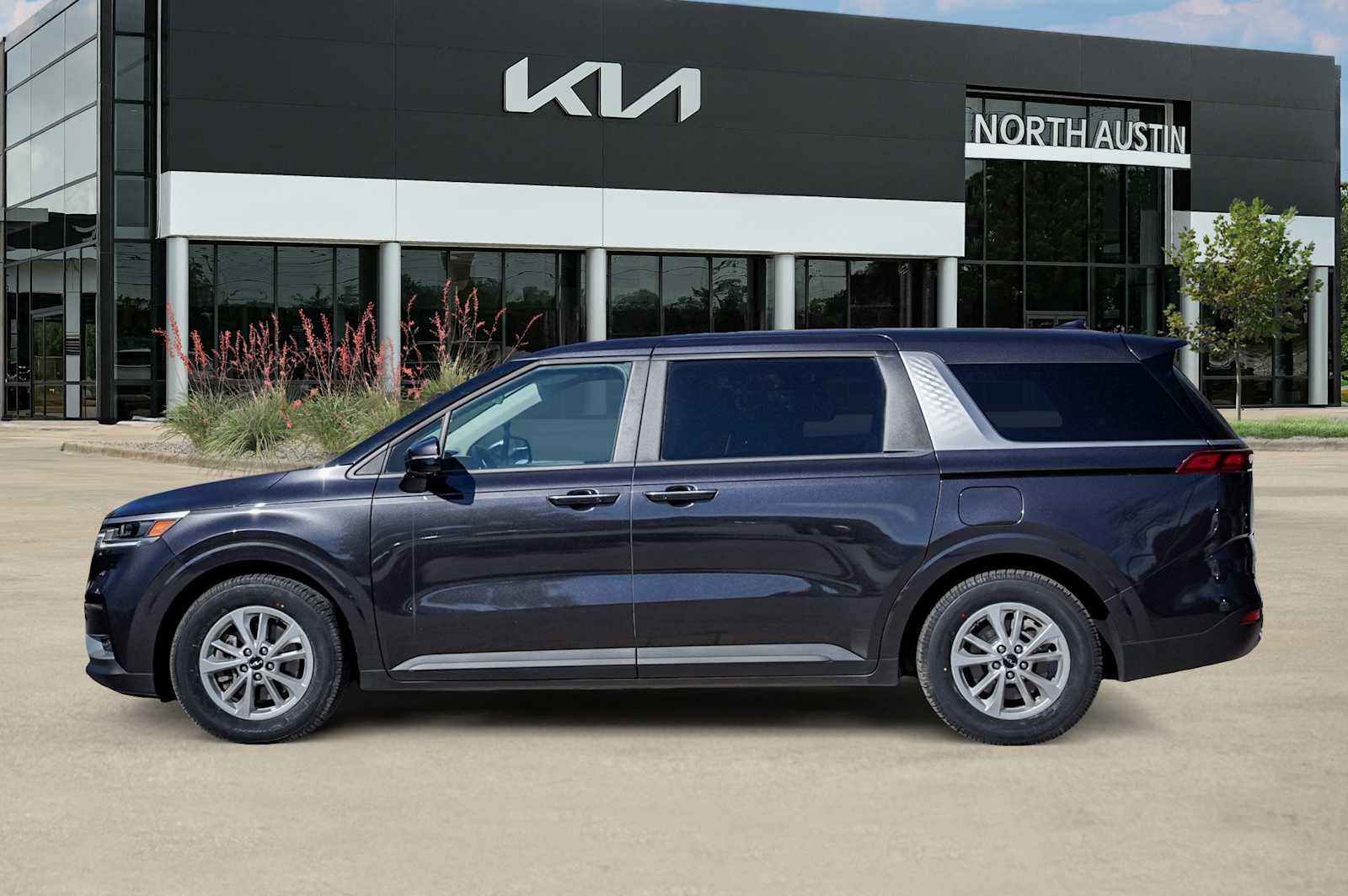 Certified 2024 Kia Carnival LX image 4