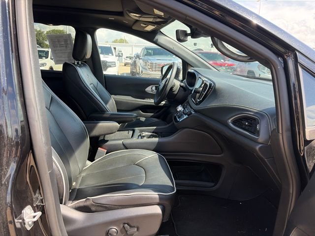 Used 2025 Chrysler Pacifica Limited FWD image 24
