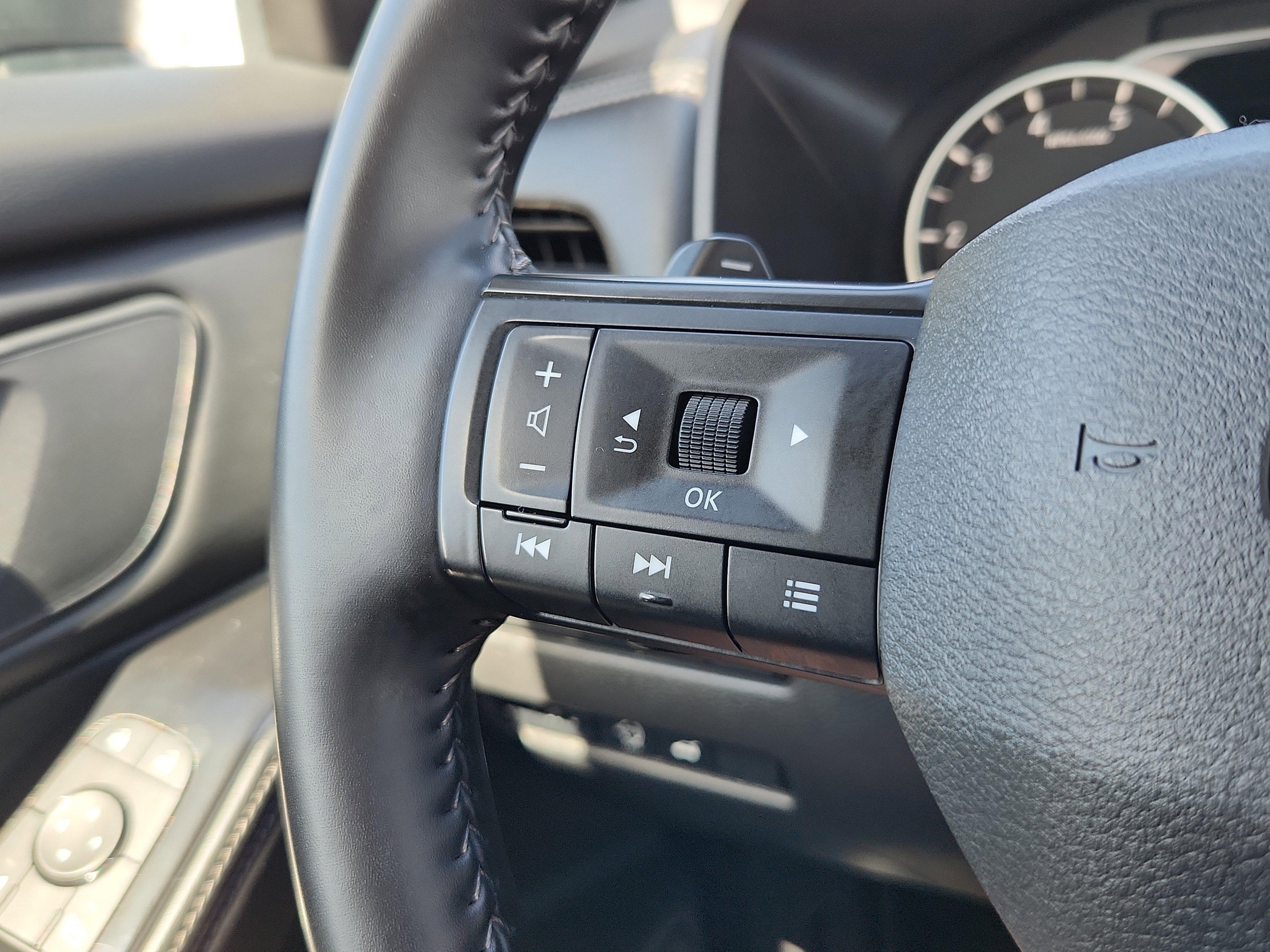 Used 2025 Nissan Rogue SV AWD/4WD image 18