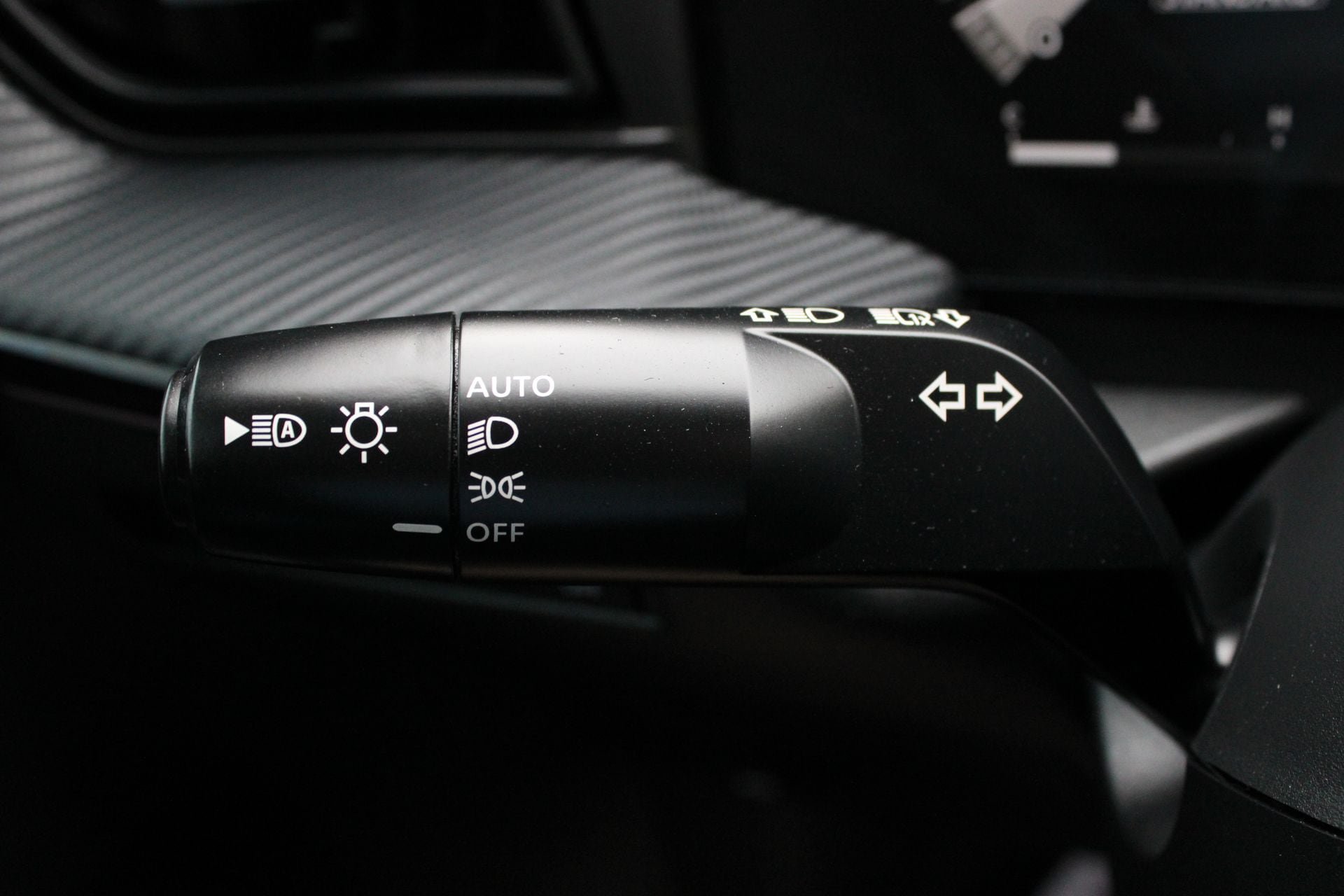 Used 2025 Nissan Kicks SR FWD image 30
