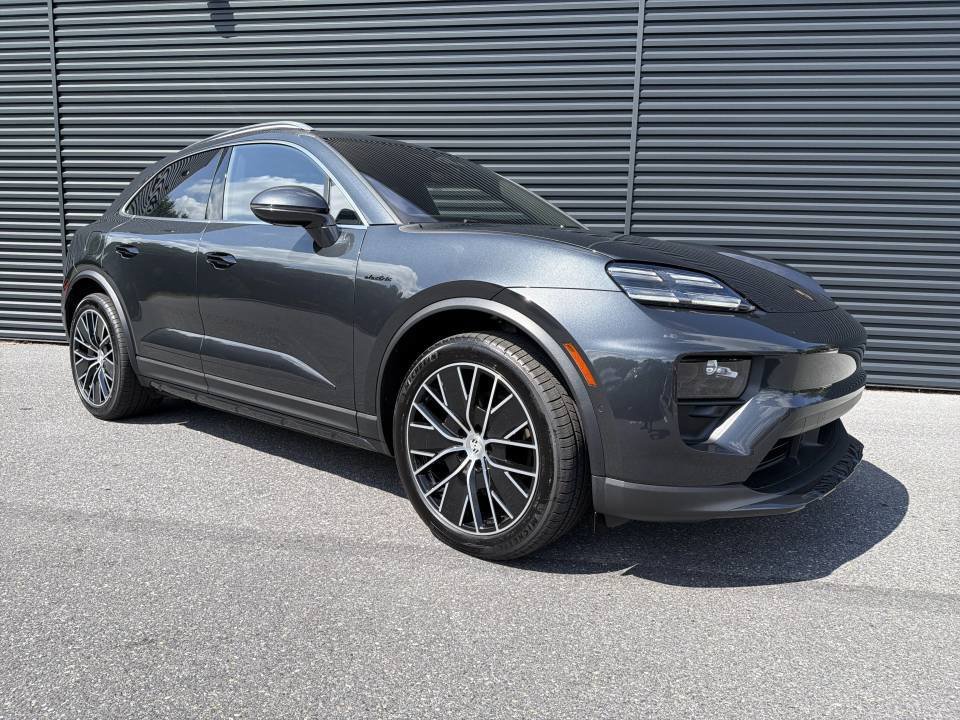 Certified 2025 Porsche Macan 4 Electric AWD/4WD image 8