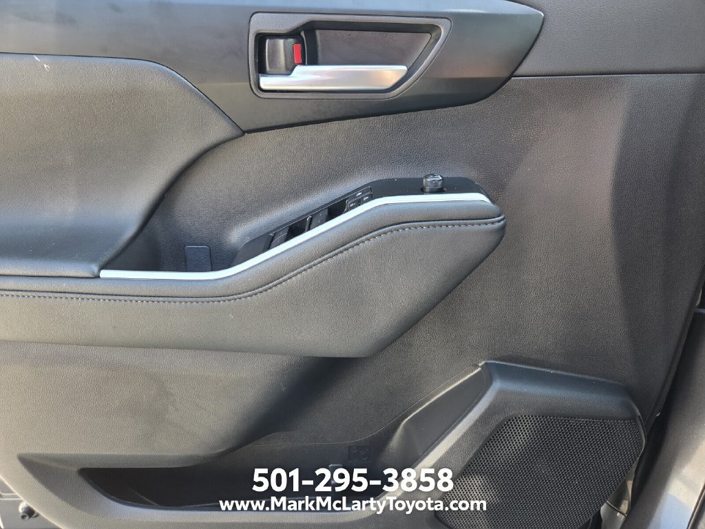 Used 2025 Toyota Highlander XLE AWD/4WD image 26