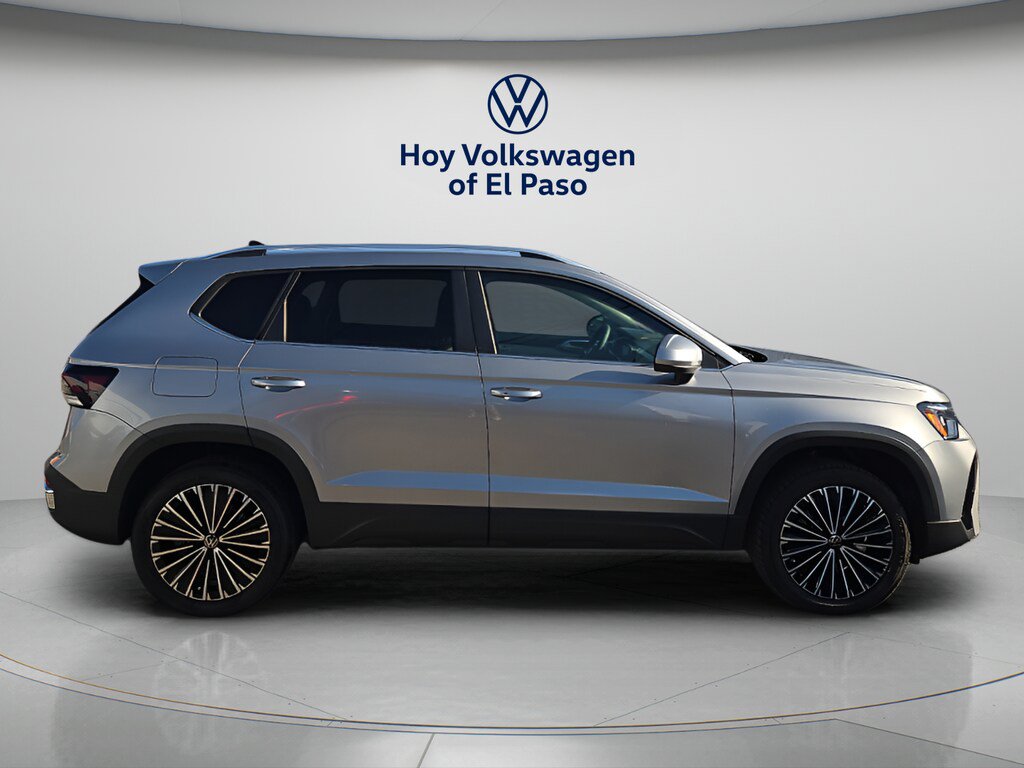 New 2026 Volkswagen Taos SE FWD image 2