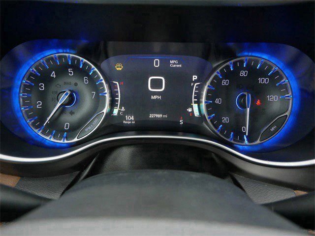 Used 2017 Chrysler Pacifica Limited image 19