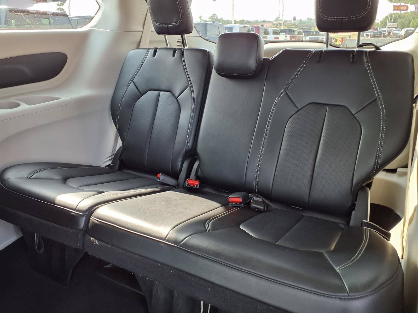 Used 2024 Chrysler Pacifica Touring-L FWD image 18