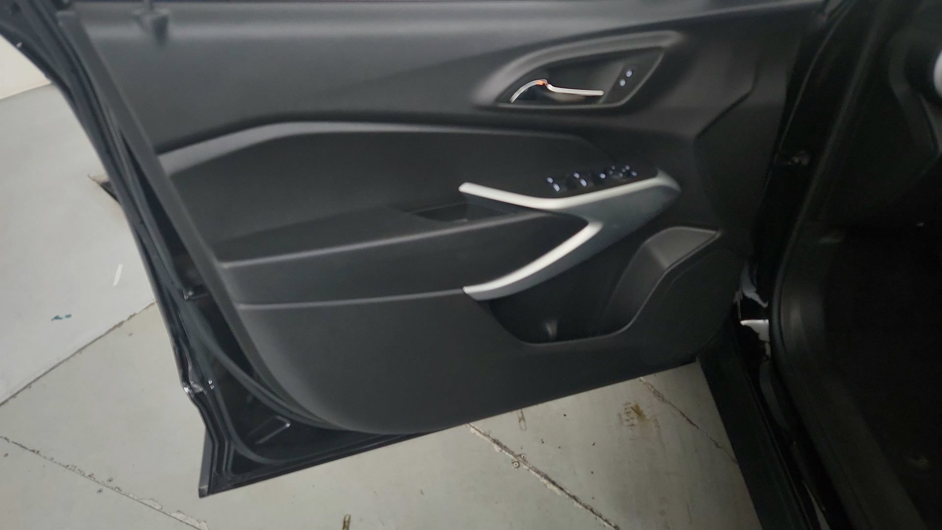 Used 2025 Chevrolet Trax RS FWD image 18