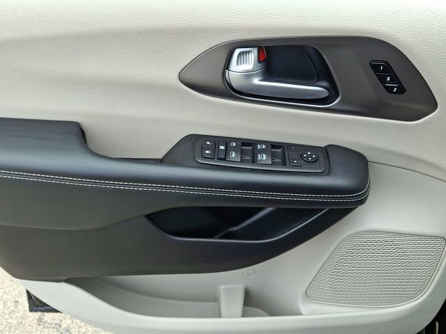 Used 2024 Chrysler Pacifica Touring-L image 13