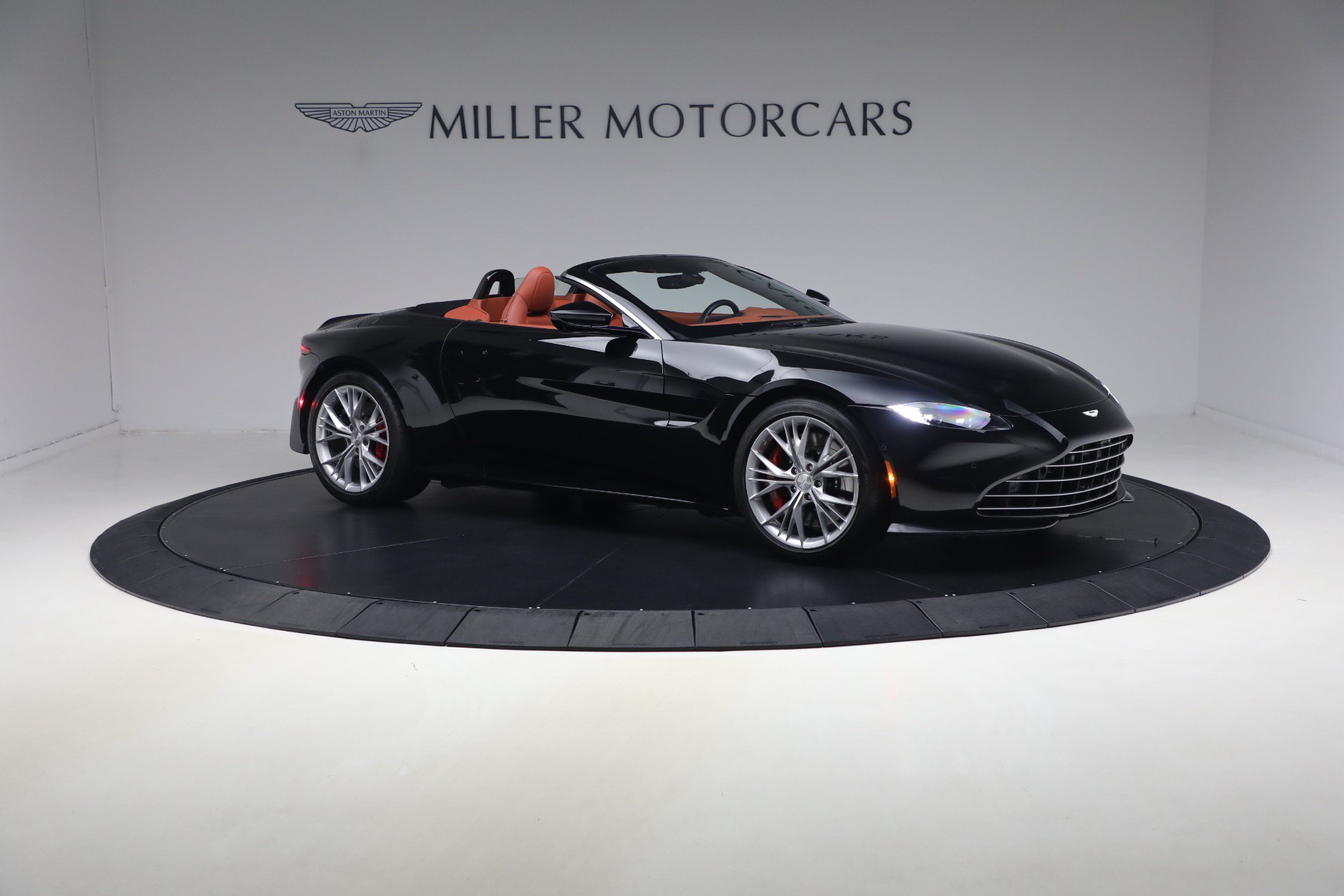 Used 2021 Aston Martin V8 Vantage Roadster RWD image 10