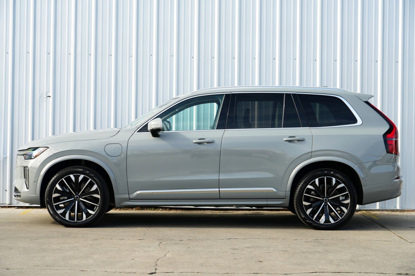 Used 2025 Volvo XC90 T8 Plus w/ Protection Package Premier AWD/4WD image 9