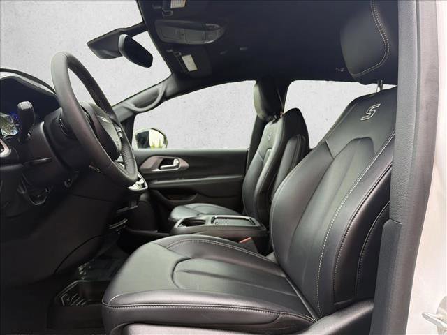 Used 2024 Chrysler Pacifica Touring-L w/ S Appearance Package FWD image 11