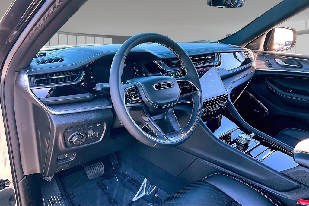 Used 2023 Jeep Grand Cherokee Overland w/ Luxury Tech Group IV AWD/4WD image 15