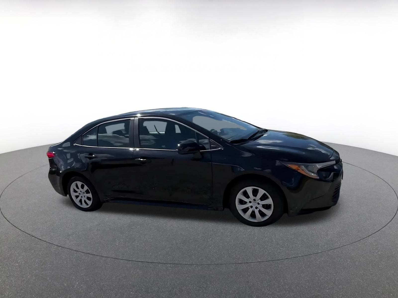 Used 2025 Toyota Corolla LE FWD image 2