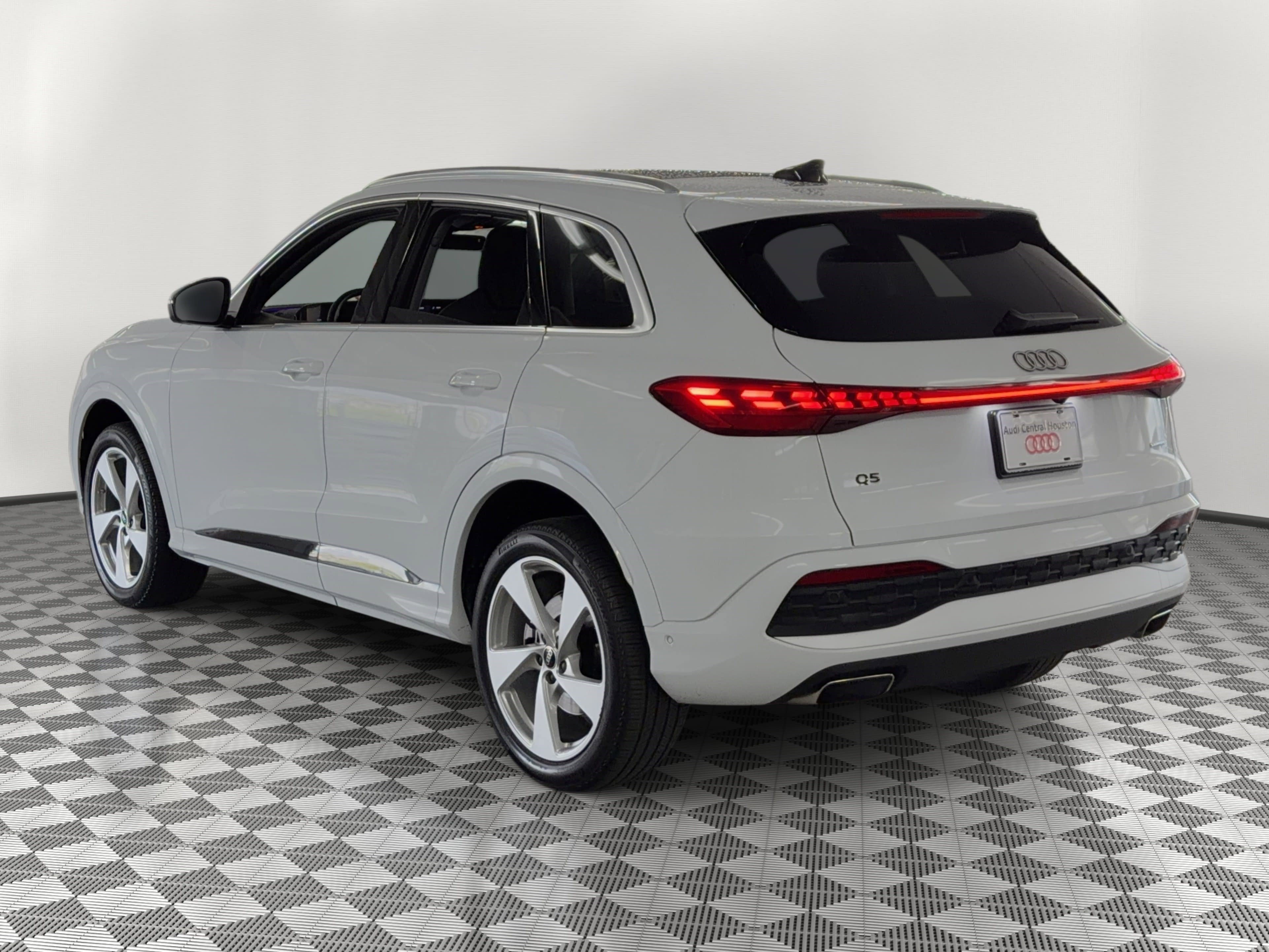 Used 2025 Audi Q5 Premium Plus w/ Premium Plus image 3