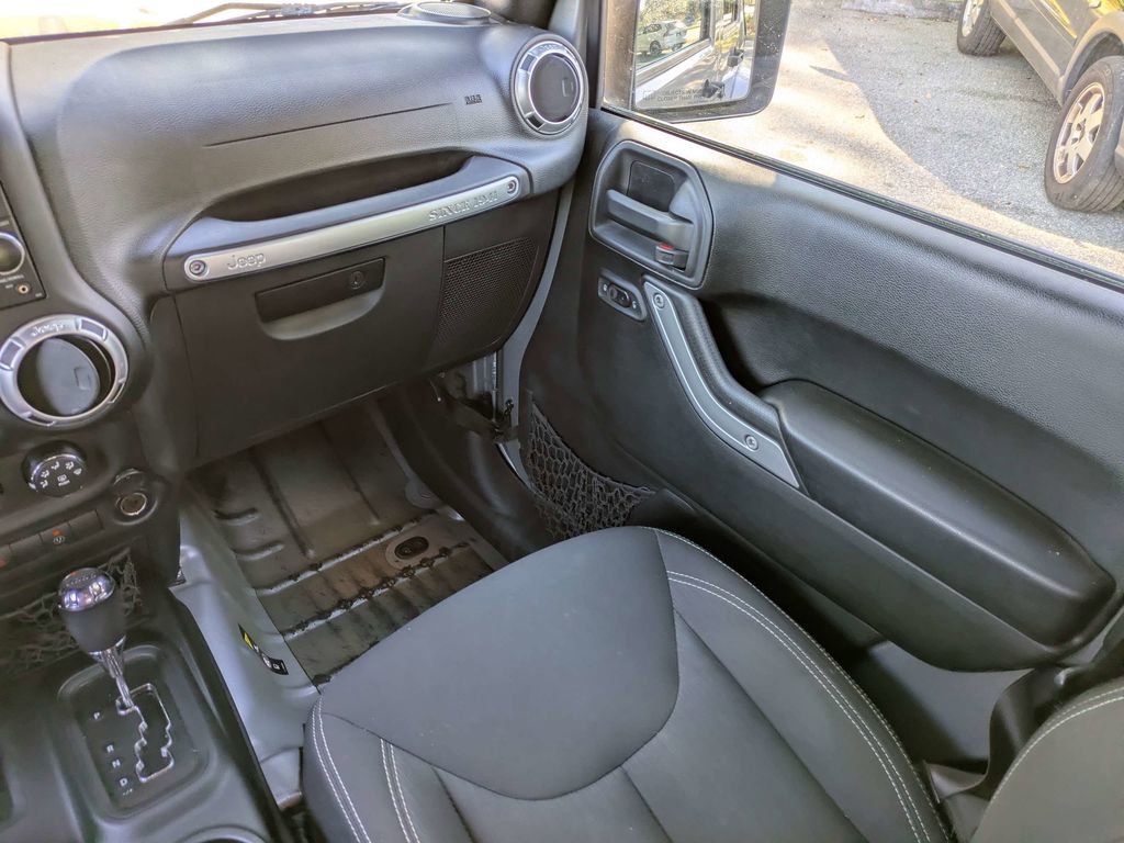 Used 2017 Jeep Wrangler Unlimited Sahara w/ Max Tow Package image 17