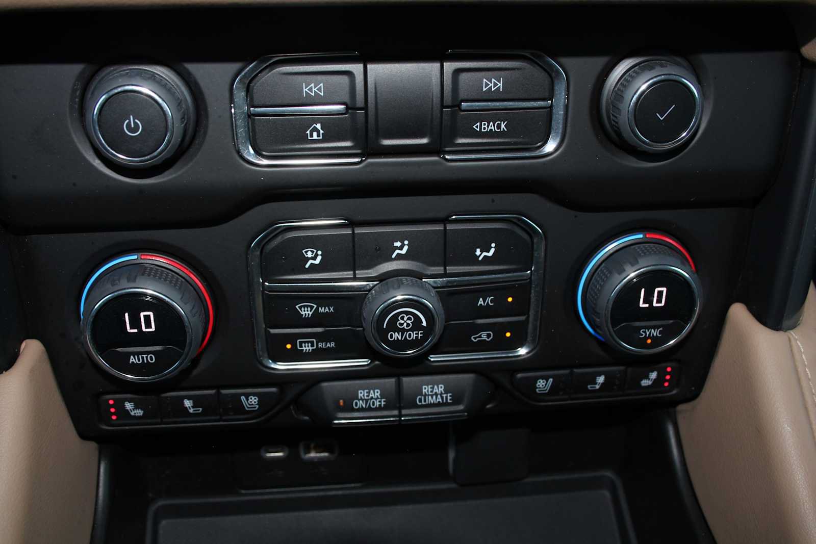 Used 2023 Chevrolet Tahoe Premier AWD/4WD image 43