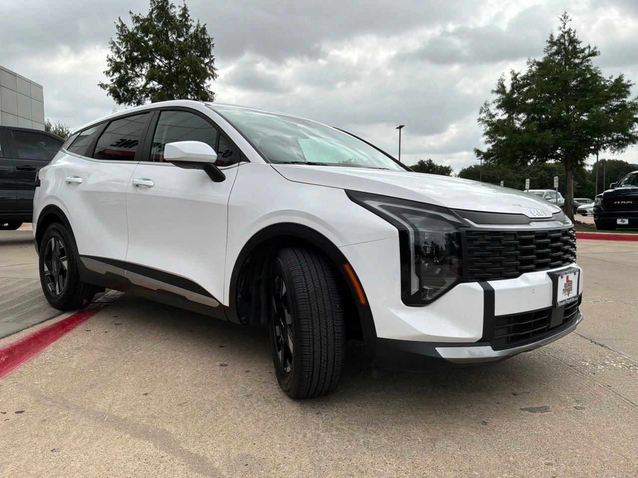 Used 2026 Kia Sportage LX FWD image 4