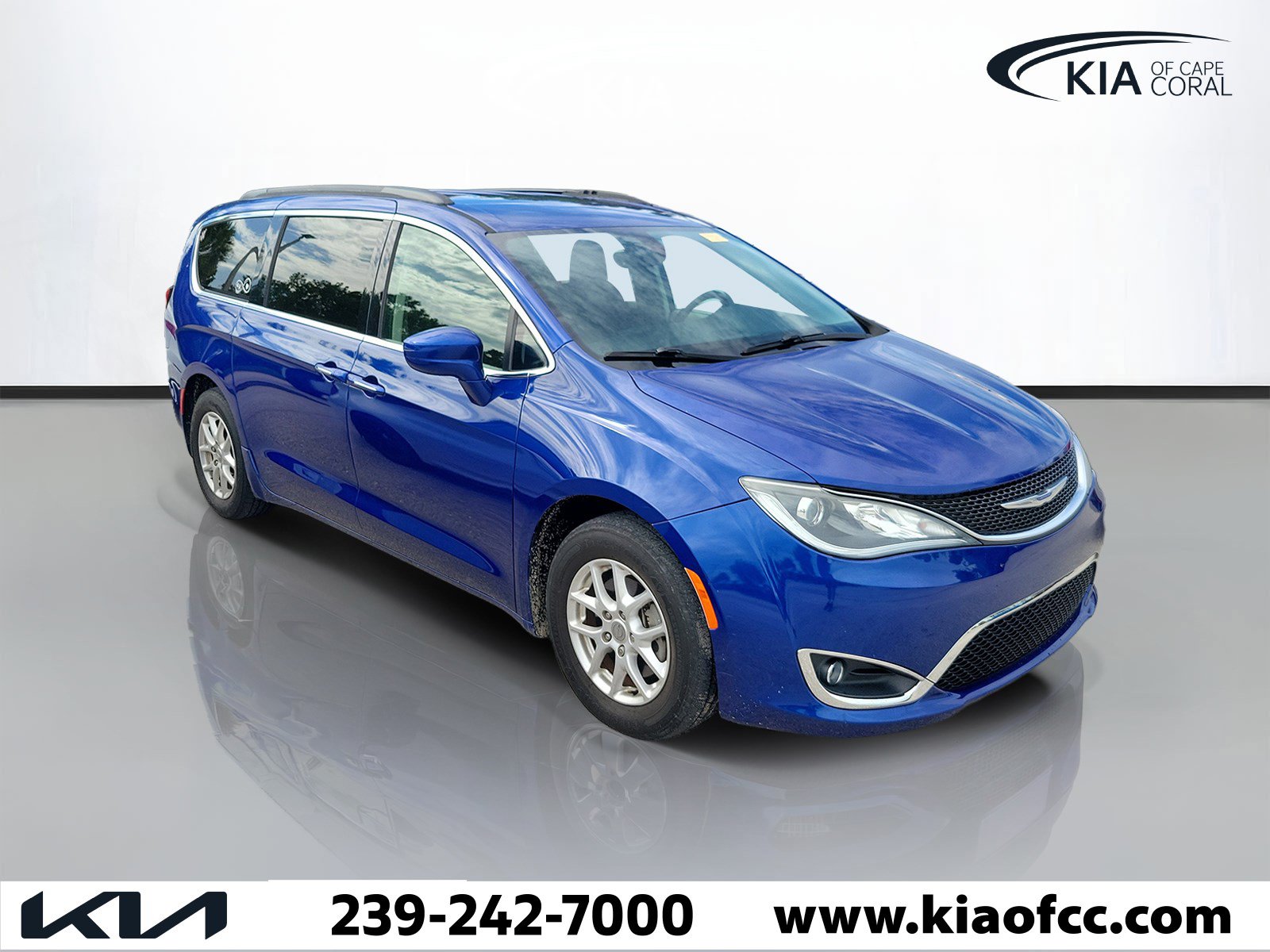 Used 2020 Chrysler Pacifica Touring FWD image 1
