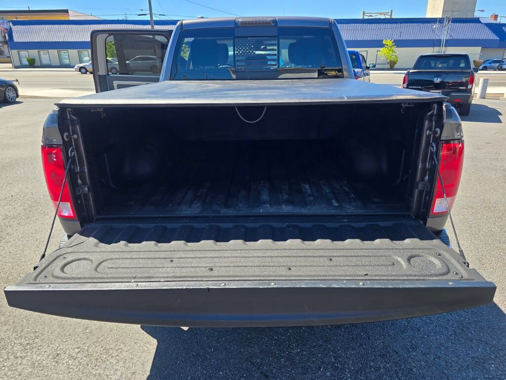 Used 2015 RAM 1500 Classic SLT w/ SLT Plus D←cor Group AWD/4WD image 12