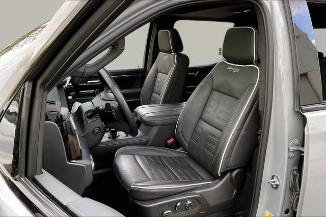 Used 2023 Chevrolet Suburban Premier image 15