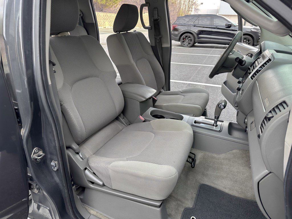 Used 2011 Nissan Frontier SV w/ SV Premium Utility Pkg AWD/4WD image 26