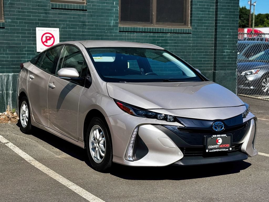 Used 2017 Toyota Prius Prime Premium w/ Preferred Accessory Package FWD image 4