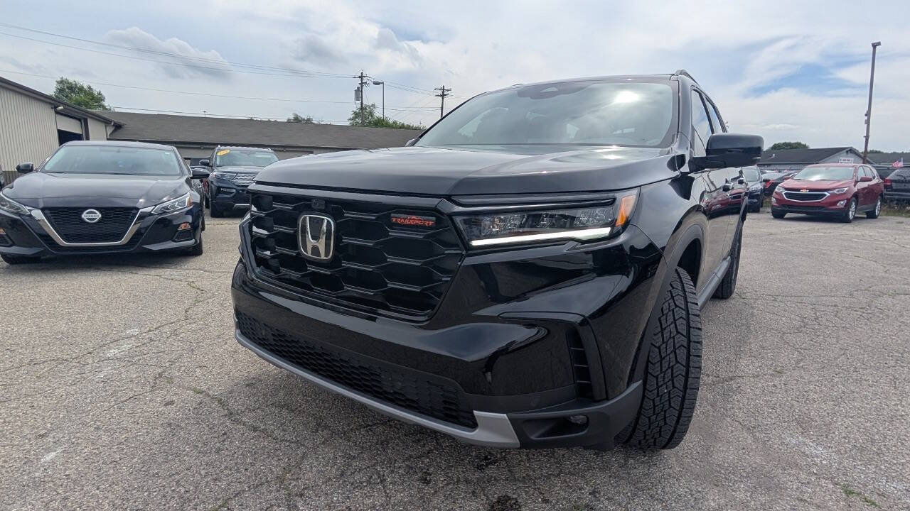 Used 2025 Honda Pilot TrailSport image 2