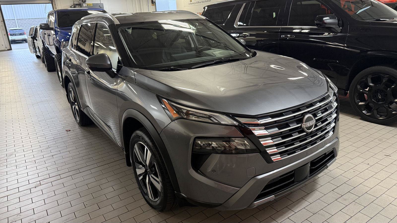 Used 2025 Nissan Rogue SL AWD/4WD image 3