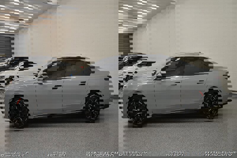 Used 2023 BMW 740i w/ Parking Assistance Package RWD image 3