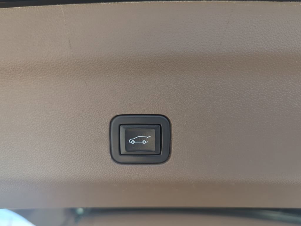 Used 2021 GMC Yukon Denali w/ Denali Premium Package image 13